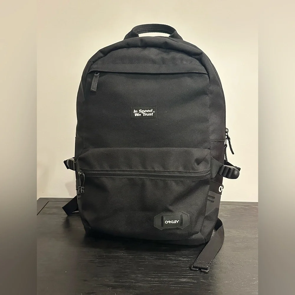 Oakley 20L Street Backpack Performance Black In Speed We Trust